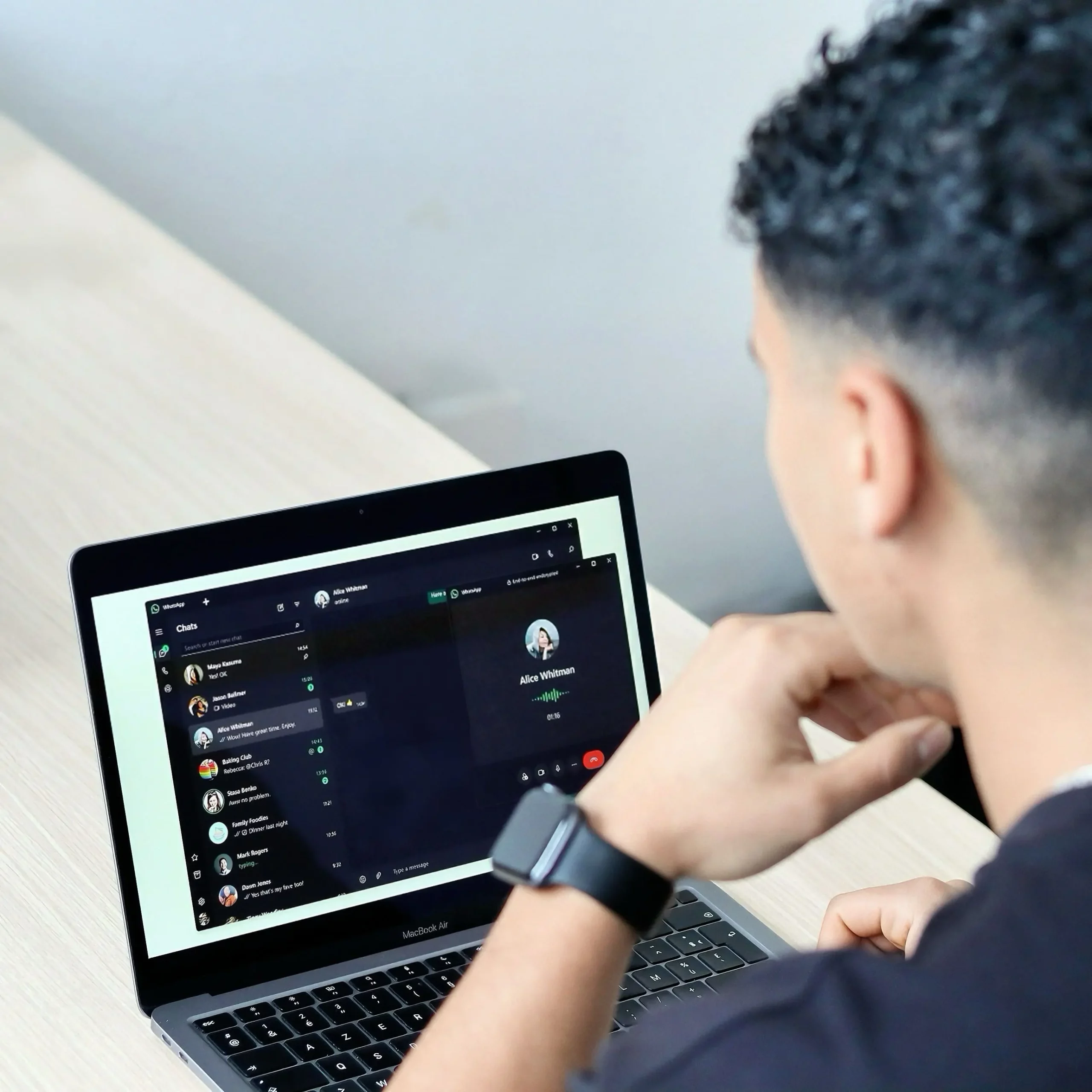 Coach sportif en appel WhatsApp pour un coaching en ligne personnalisé