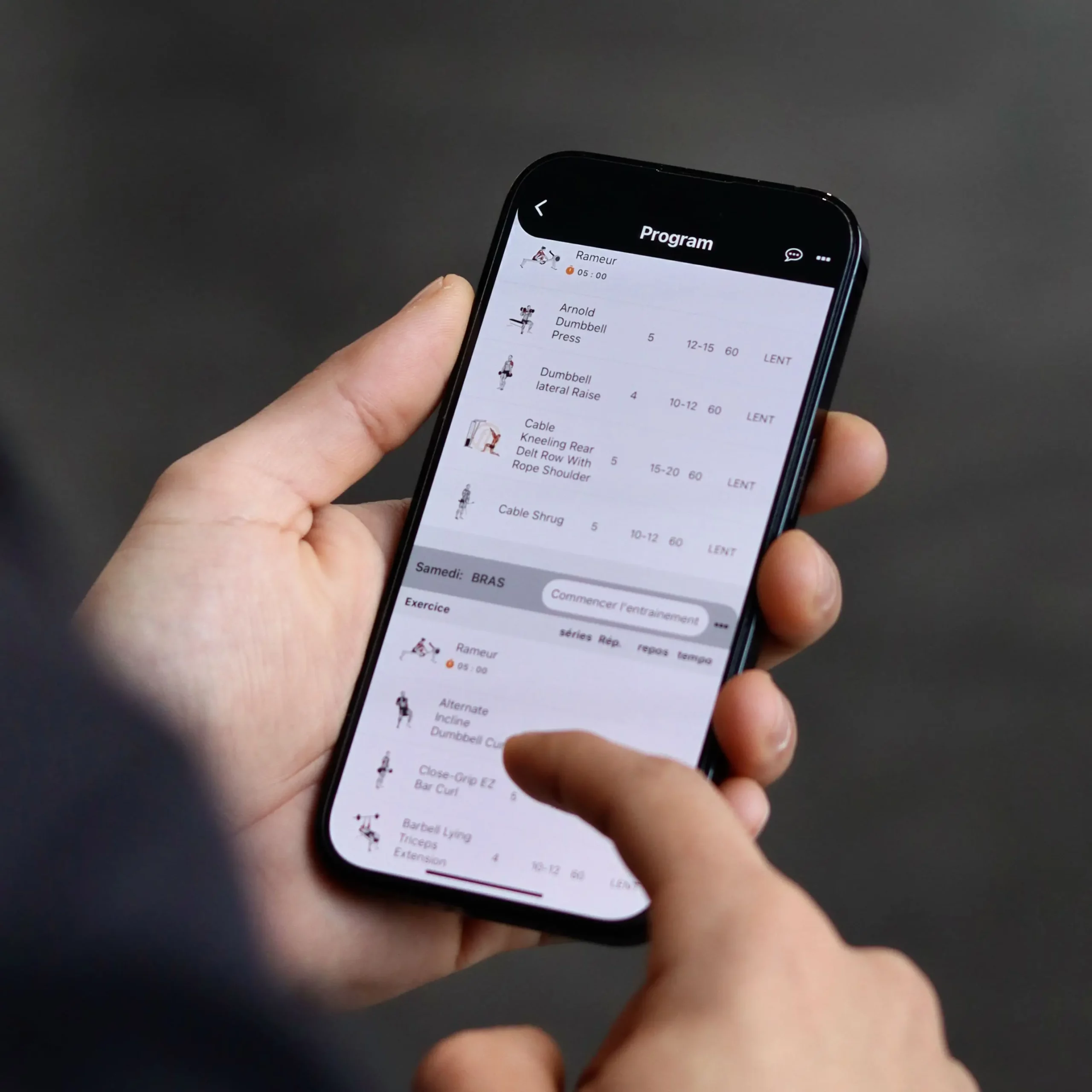 Suivi personnalisé avec programme de musculation affiché sur smartphone