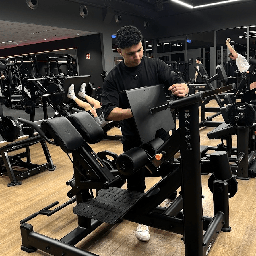 Machine-Sport-Entreprise-Performance Équipement de musculation professionnel utilisé lors des séances de coaching en entreprise pour le renforcement musculaire.