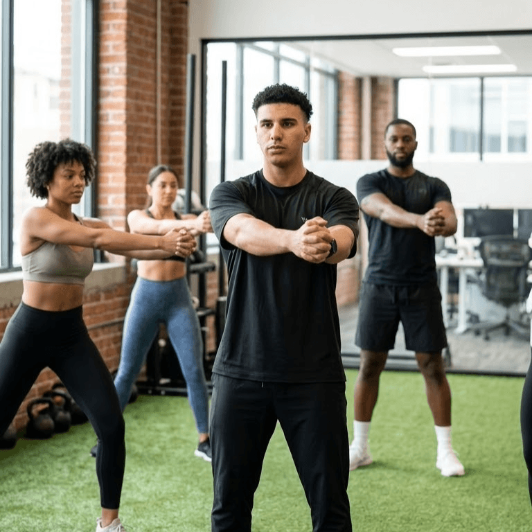 Coach sportif personnel encadrant une séance de sport en entreprise pour favoriser le bien-être au travail.